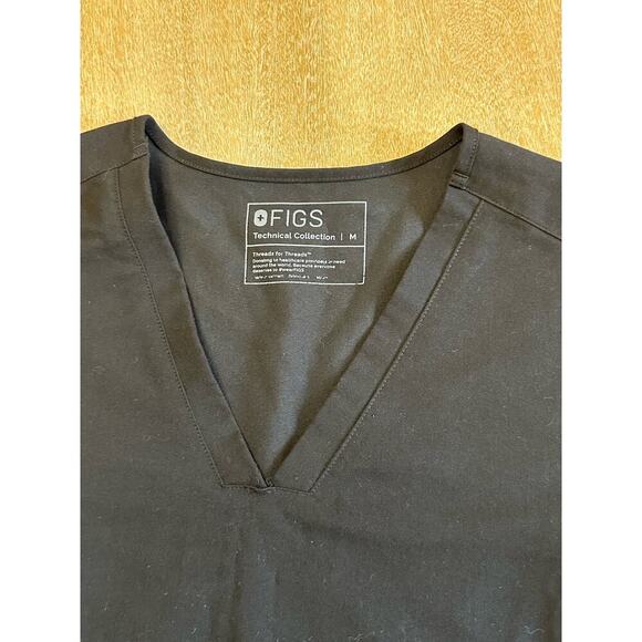 Figs Casma Three-Pocket Scrub Top in Black - Picture 2 of 5